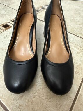 Vionic Black Leather Classic Round-Toe Women's Heels